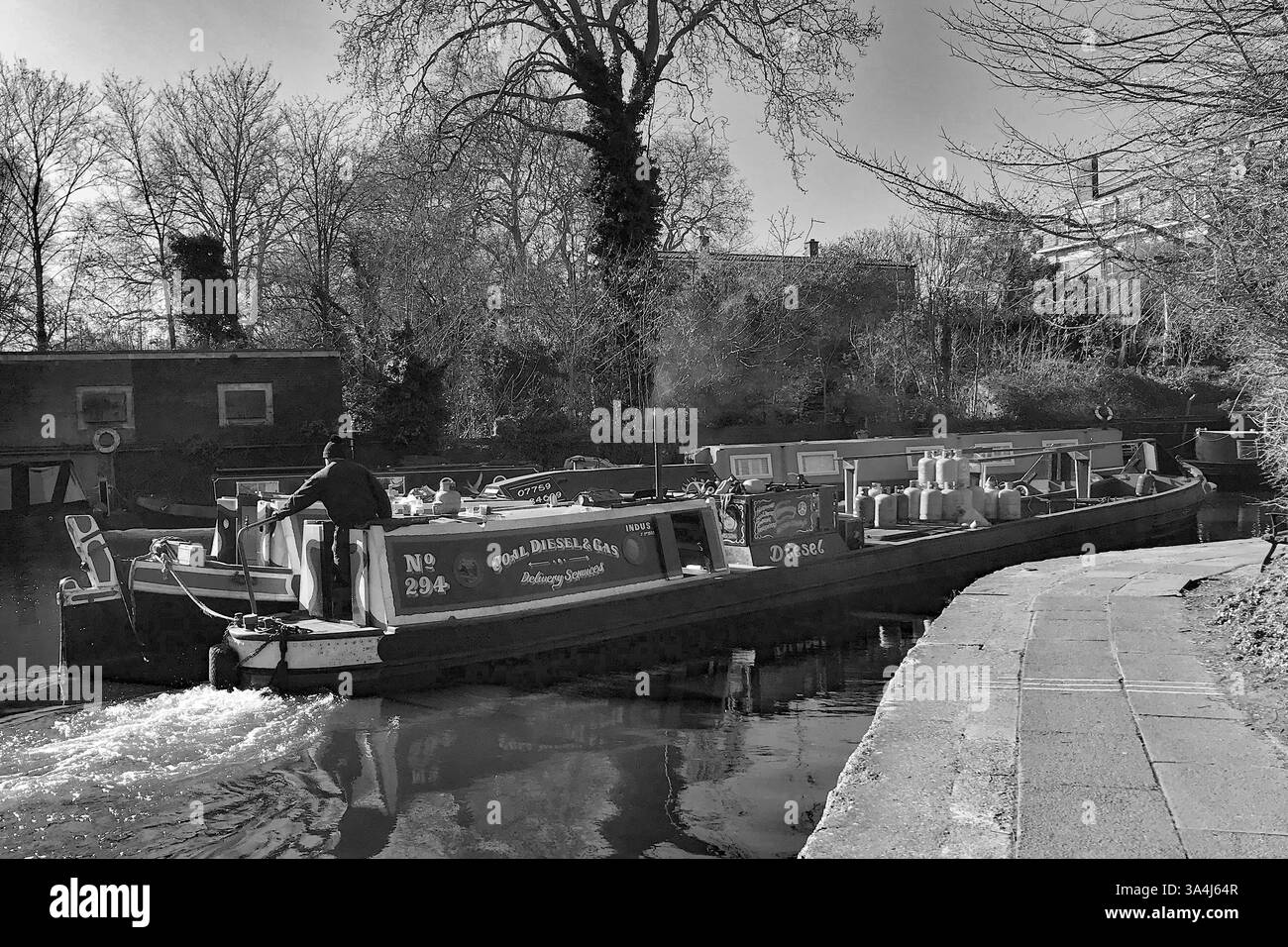 Rifornimento di carburante per imbarcazioni strette sul canale Regents Park Londra Regno Unito Foto Stock