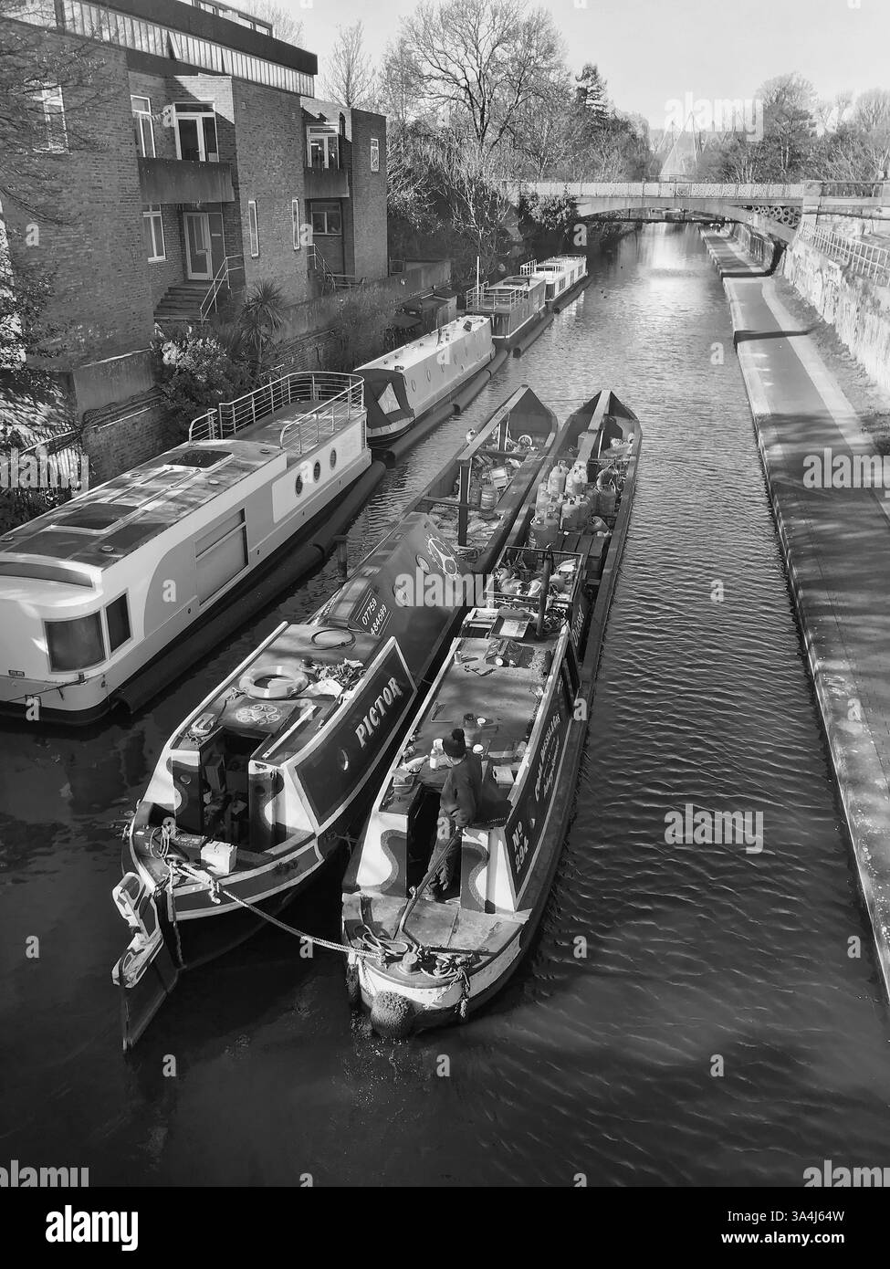Rifornimento di carburante per imbarcazioni strette sul canale Regents Park Londra Regno Unito Foto Stock