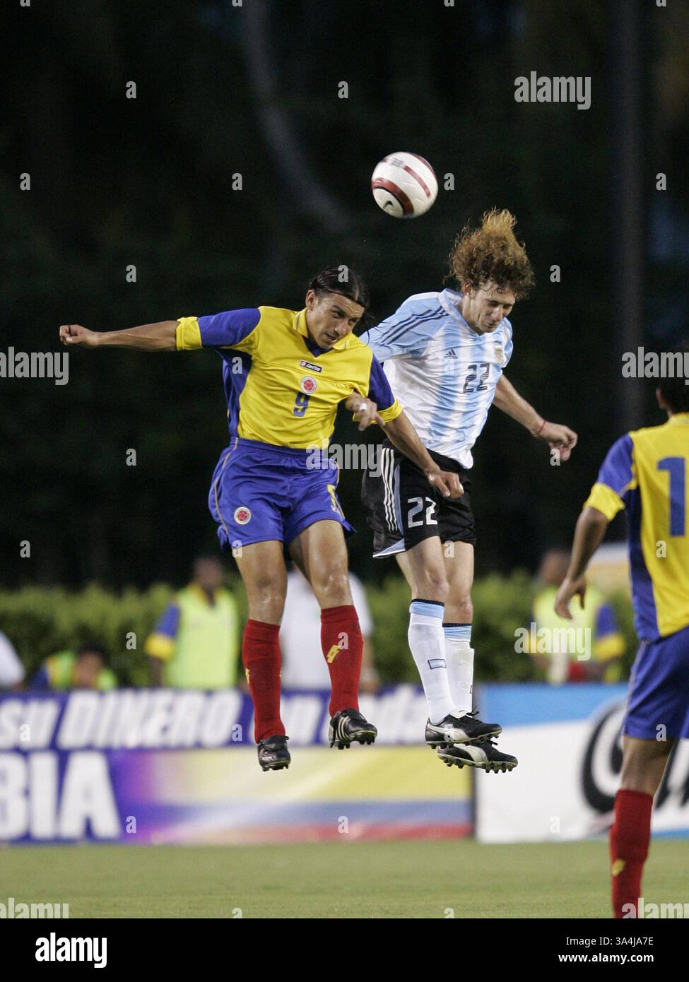 27 giugno 2004; Miami, Florida, Stati Uniti; calcio - Argentina contro Colombia. SERGIO HERRERA della Colombia e FABRICIO COLOCCINI dell'Argentina lottano per il pallone a metà campo. Herrera segnò uno dei due gol della Colombia all'Orange Bowl. La Colombia sconvolse l'Argentina 2-0. Foto Stock