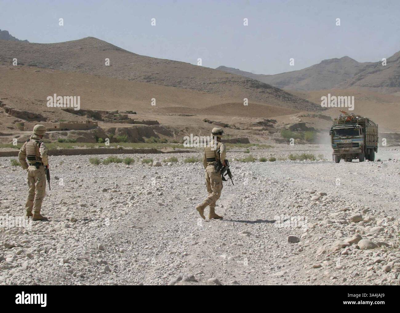 29 giugno 2004; centrale, Afghanistan; i Marines del Combined Anti-Armor Team (CAAT) del Battalion Landing Team 1st Bn., 6th Marines si muovono per intercettare un jingle truck per cercarlo in un posto di blocco veicoli (VCP) nell'Afghanistan centrale. Il BLT 1/6 è l'elemento da combattimento terrestre della 22nd Marine Expeditionary Unit (Special Operations Capable). Foto Stock