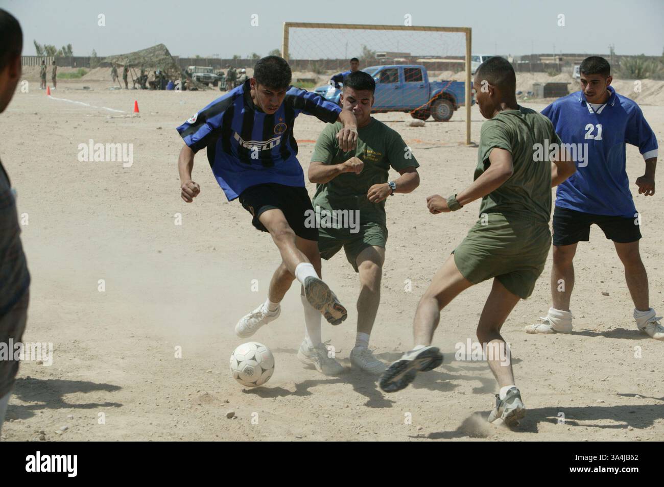 4 luglio 2004; Camp Fallujah, Iraq; i Marines del 1° Battaglione, 5° Reggimento Marines affrontano il Camp Fallujah, Iraq, lavoratori del servizio lavanderia 4 luglio 2004. I Marines di fanteria hanno chiuso fuori i lavoratori turchi 2-0. Foto Stock