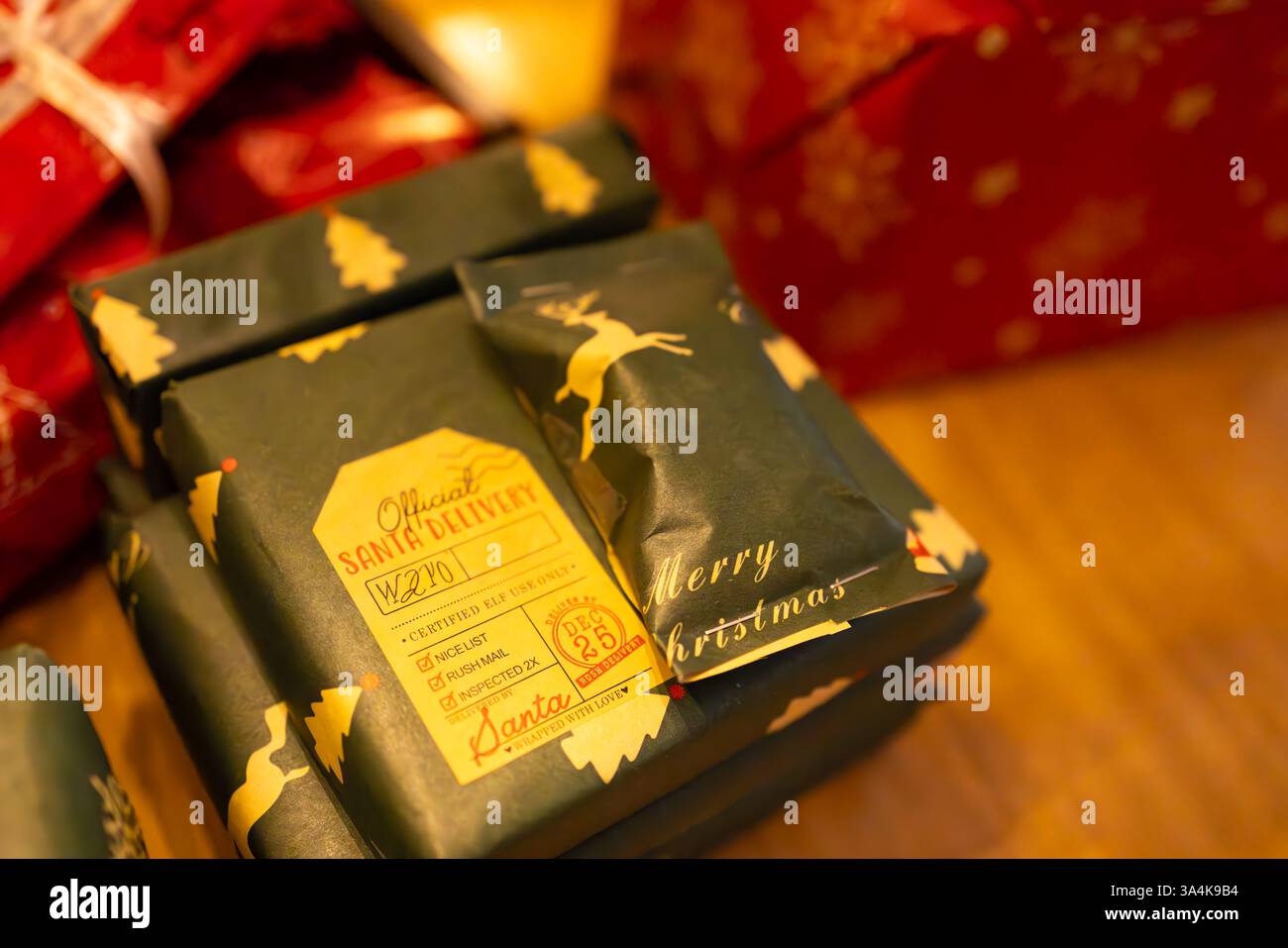 Regali di Natale con etichetta di consegna di Babbo Natale e avvolgimento natalizio Foto Stock