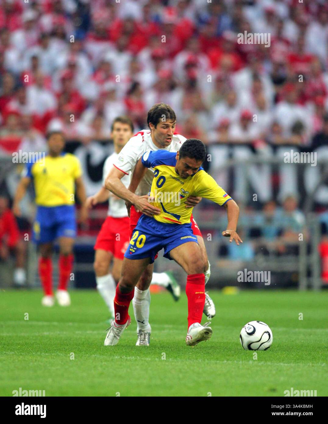 9 giugno 2006 - Gelsenkirchen, Germania - K48287.POLONIA V ECUADOR.WORLD CUP, Gelsenkirchen, Germania 06-09-2006. STEWART KENDALL- - 2006 .RAD0SLAW SOBOLEWSKI & EDWIN TENORIO..sfida.(Immagine di credito: © Globo foto/ZUMAPRESS.com) Foto Stock
