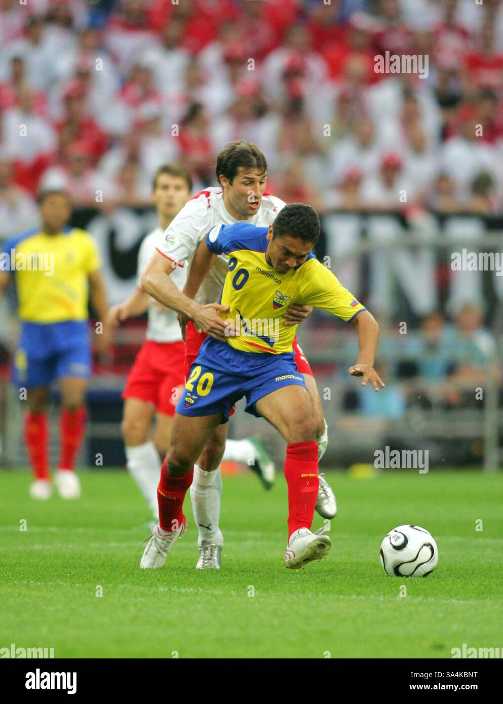 9 giugno 2006 - Gelsenkirchen, Germania - K48287.POLONIA V ECUADOR.WORLD CUP, Gelsenkirchen, Germania 06-09-2006. STEWART KENDALL- - 2006 .RAD0SLAW SOBOLEWSKI & EDWIN TENORIO.sfida.(Immagine di credito: © Globo foto/ZUMAPRESS.com) Foto Stock