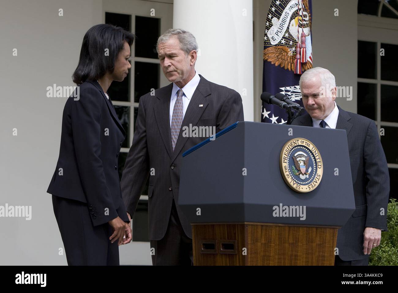 13 agosto 2008 - il Presidente degli Stati Uniti George W. Bush, accompagnato dal Segretario di Stato Condoleezza Rice, a sinistra, e dal Segretario alla difesa Robert Gates, conclude una dichiarazione sul conflitto della Georgia russa, mercoledì 13 agosto 2008, nel Rose Garden della Casa Bianca a Washington, D.C. (Chuck Kennedy/MCT) (immagine di credito: © Chuck Kennedy/MCT/ZUMAPRESS.com) Foto Stock 13 agosto 2008 - il Presidente degli Stati Uniti George W. Bush, accompagnato dal Segretario di Stato Condoleezza Rice, a sinistra, e dal Segretario alla difesa Robert Gates, conclude una dichiarazione sul conflitto della Georgia russa, mercoledì 13 agosto 2008, nel Rose Garden della Casa Bianca a Washington, D.C. (Chuck Kennedy/MCT) (immagine di credito: © Chuck Kennedy/MCT/ZUMAPRESS.com) Foto Stock