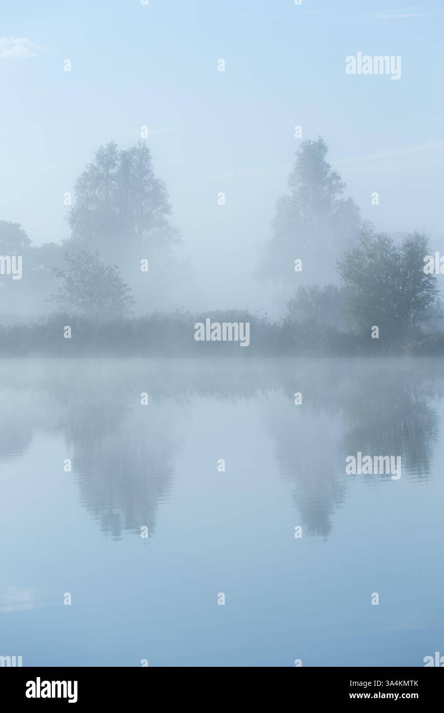 Una calma e tranquilla mattina presso il fiume con la nebbia in autunno e una bella riflessione in acqua - Drentse Aa, Drenthe, Paesi Bassi Foto Stock Una calma e tranquilla mattina presso il fiume con la nebbia in autunno e una bella riflessione in acqua - Drentse Aa, Drenthe, Paesi Bassi Foto Stock