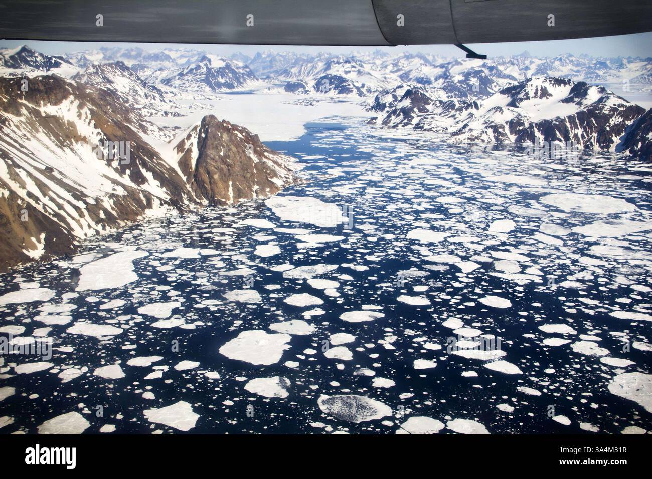 12 marzo 2013 - Kulusuk Icebergs, di Andrew Bossi. Posizione... immagini stagionali mozzafiato Vinci il concorso fotografico "Let IT Snow" della NASA... una nuvola minacciosa a forma di UFO si libra su una montagna innevata, mentre una splendida fioritura è perfettamente racchiusa in una palla di ghiaccio... Queste splendide immagini sono incluse nelle iscrizioni vincenti al concorso fotografico "Let IT Snow" organizzato dalla NASA..... Dieci vincitori sono stati scelti tra oltre mille partecipanti al concorso gestito dalla missione Global precipitation Measurement dell'agenzia spaziale..... Ai partecipanti è stato chiesto il breve: ''i venti invernali soffiano in aria fredda, neve, ghiaccio, f Foto Stock