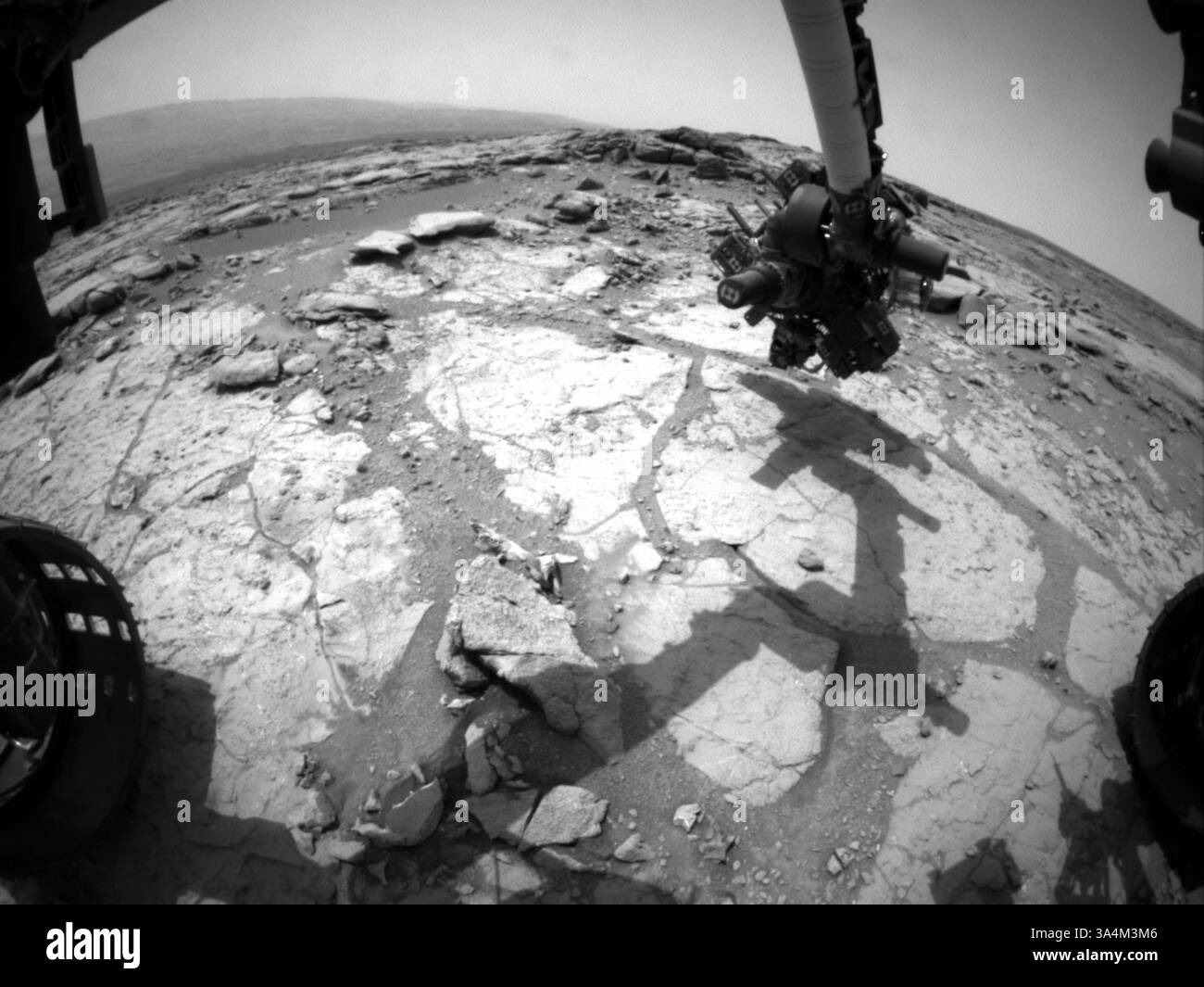 16 maggio 2013 - il Mars rover Curiosity della NASA utilizzò la sua telecamera anteriore sinistra per evitare pericoli per questa immagine del braccio del rover sopra il bersaglio di perforazione ''Cumberland'' durante il 275 ° giorno marziano, o sol, del lavoro del rover su Marte (15 maggio 2013). Il team rover prevede di utilizzare il trapano Curiosity per raccogliere un campione in polvere dall'interno della roccia per l'analisi da parte degli strumenti di laboratorio all'interno del rover. Questo è il secondo obiettivo della missione per la perforazione di rocce. Il rover ha guidato dalla sua posizione accanto al primo obiettivo di perforazione, ''John Klein'', fino alla sua posizione accanto a Cumberland con azionamenti di 121 pollici Foto Stock