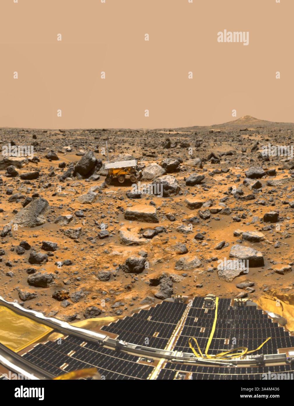4 luglio 2013 - Mars Pathfinder è stato lanciato il 4 dicembre 1996 alle 1:58:07 EST su un razzo Delta II. Dopo un viaggio senza eventi, la navicella atterrò in sicurezza sulla superficie di Marte il 4 luglio 1997. Anniversario dell'atterraggio del Mars Pathfinder - 04 luglio 2013. Il primo insieme di dati è stato ricevuto poco dopo le 17:00 seguito dal rilascio di immagini alle 21:30 il rover Sojourner, con tre componenti di Lewis, ha poi iniziato il suo trekking marziano e ha restituito immagini e altri dati nel corso di tre mesi. Dopo aver operato sulla superficie di Marte tre volte più a lungo del previsto e aver restituito un trem Foto Stock