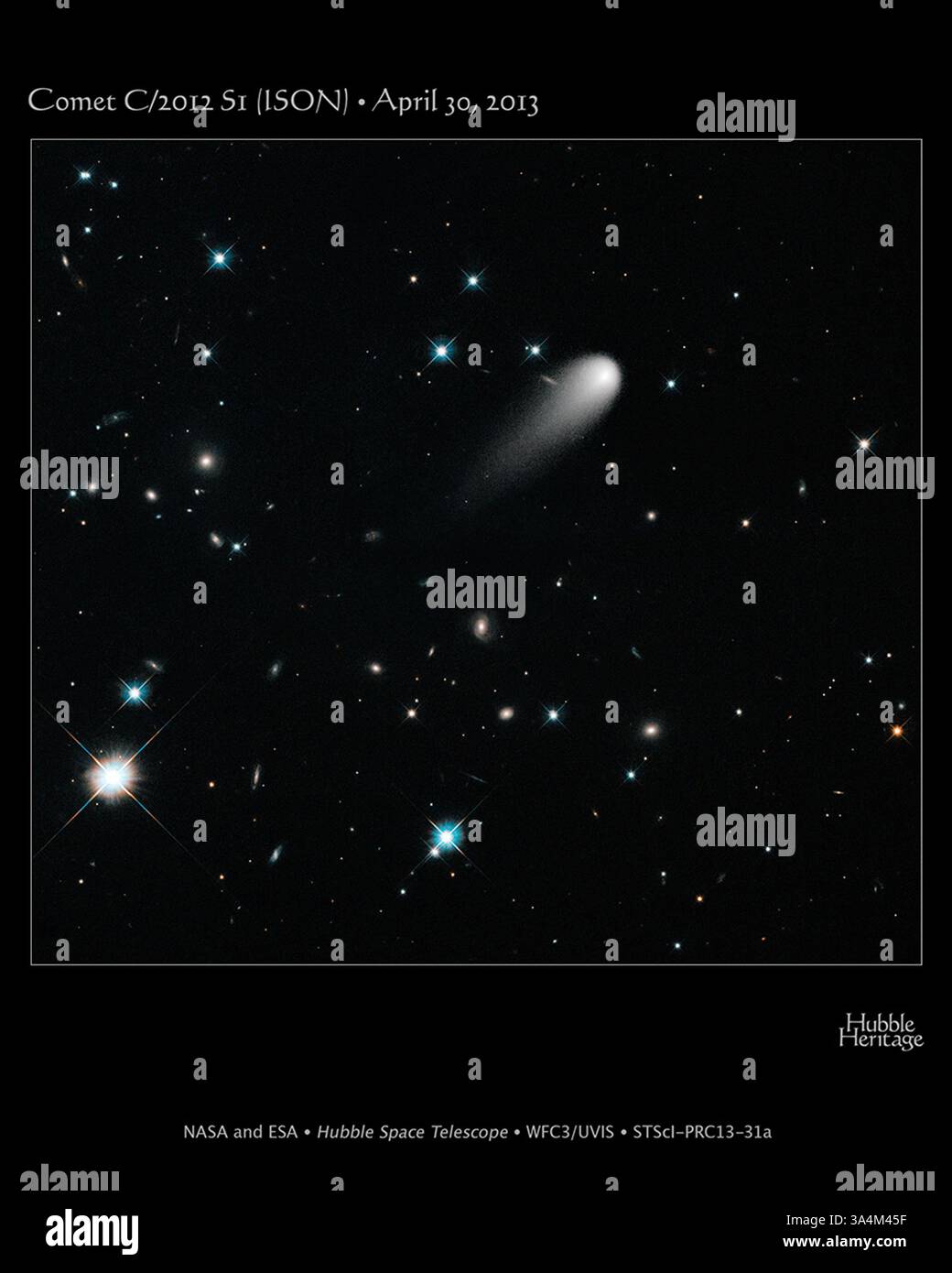 23 luglio 2013 - avvicinandosi al sole, la cometa ISON galleggia su uno sfondo apparentemente infinito di numerose galassie e una manciata di stelle in primo piano. Il visitatore ghiacciato, con la sua lunga coda gossamer, sembra nuotare come un palo attraverso un profondo stagno di meraviglie celesti. In realtà, la cometa è molto, molto più vicina. La stella più vicina al sole è più di 60.000 volte più lontana, e la grande galassia più vicina alla via Lattea è più di trenta miliardi di volte più distante. Queste vaste dimensioni si perdono in questa esposizione Hubble nello spazio profondo che combina visivamente la nostra visione dell'universo dalla n stessa Foto Stock