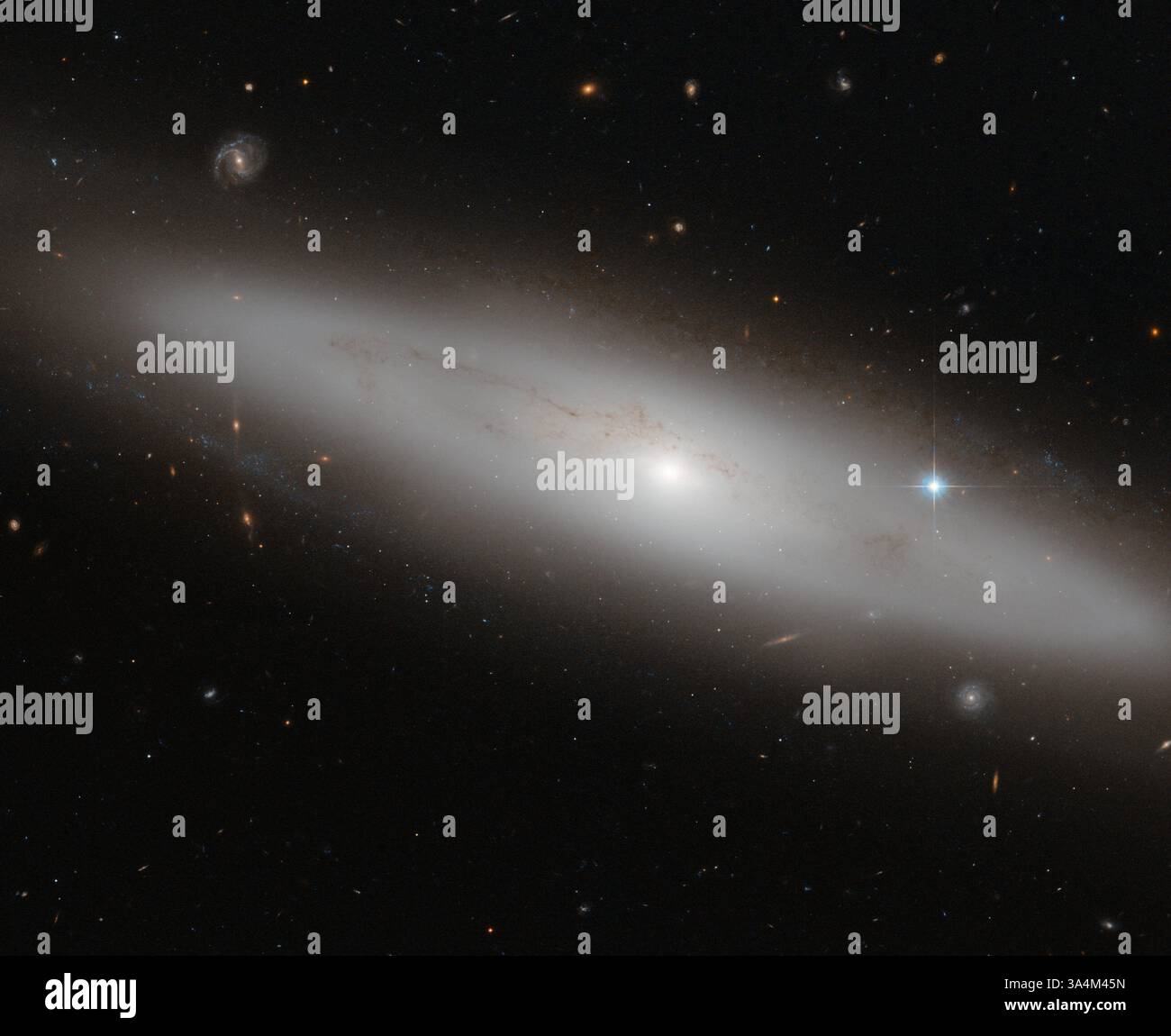 20 luglio 2013 - la costellazione della Vergine è la più grande delle costellazioni zodiacali, e la seconda più grande in assoluto dopo Hydra (il serpente d'acqua). La sua caratteristica più interessante, tuttavia, è il numero assoluto di galassie che si trovano al suo interno. In questa foto, tra una folla di galassie a spirale, ellittiche e irregolari, si trova NGC 4866, una galassia lenticolare situata a circa 80 milioni di anni luce dalla Terra. Le galassie lenticolari sono da qualche parte tra spirali ed ellittiche in termini di forma e proprietà. Dall'immagine, possiamo apprezzare il luminoso rigonfiamento centrale dell'NGC Foto Stock