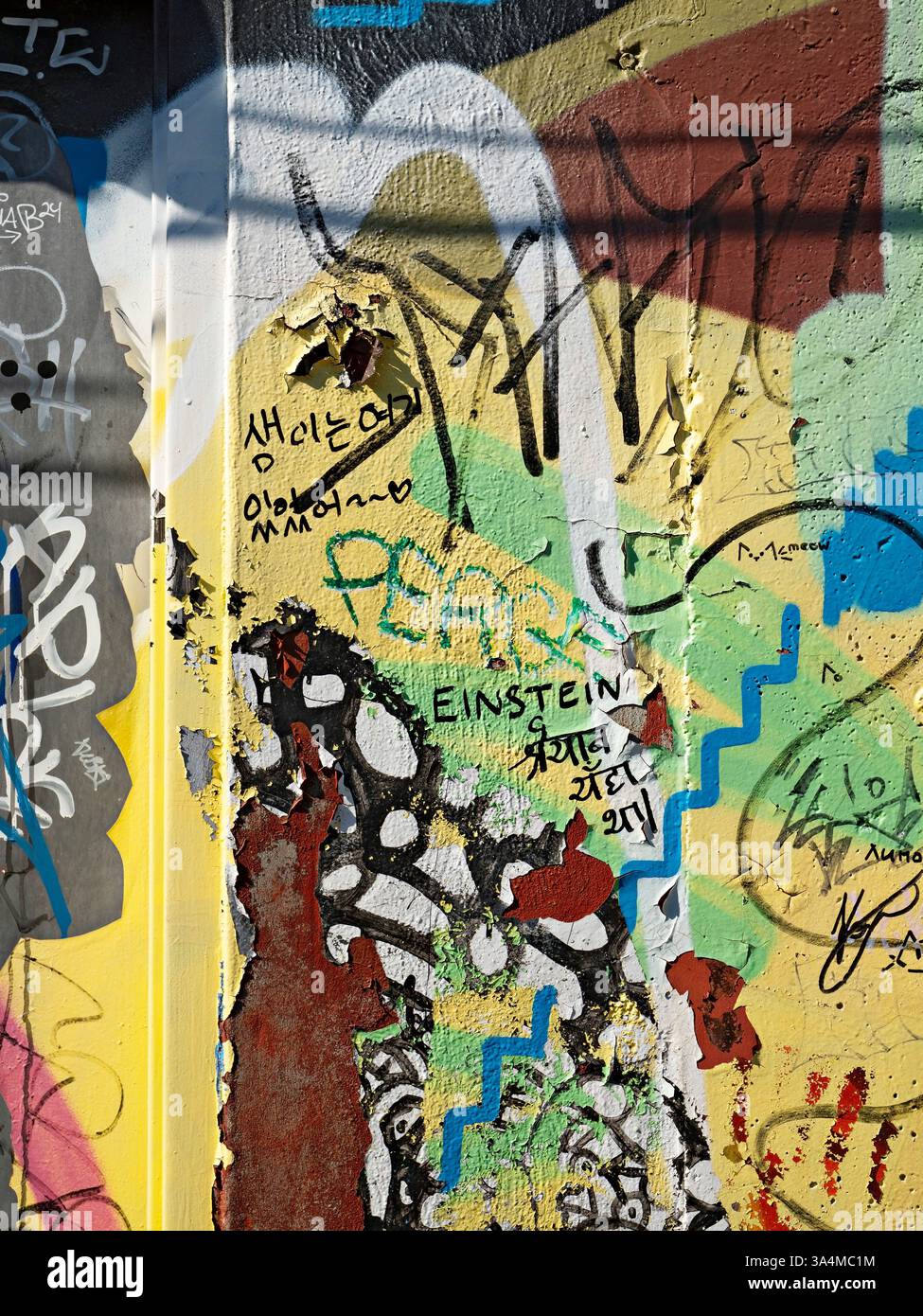 Toronto Canada / il quartiere del mercato di Kensington è un crogiolo di culture, ha una variegata gamma di negozi e cucine. Graffiti colorati Foto Stock Toronto Canada / il quartiere del mercato di Kensington è un crogiolo di culture, ha una variegata gamma di negozi e cucine. Graffiti colorati Foto Stock