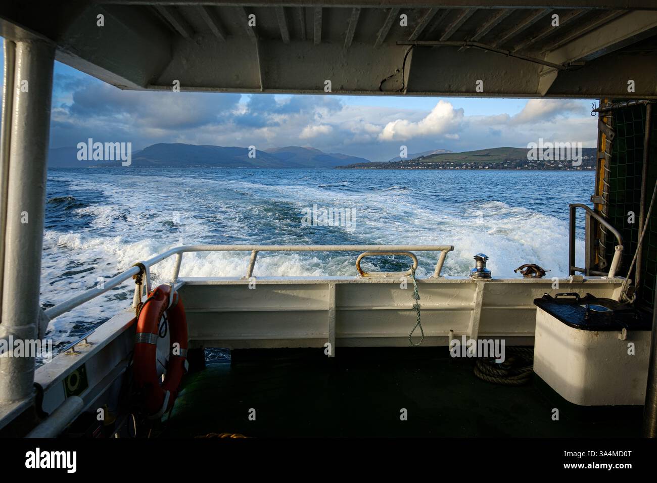 Guardando a est dal traghetto MV Clyde Flyer di Cal Mac che naviga verso Gourock. Foto Stock