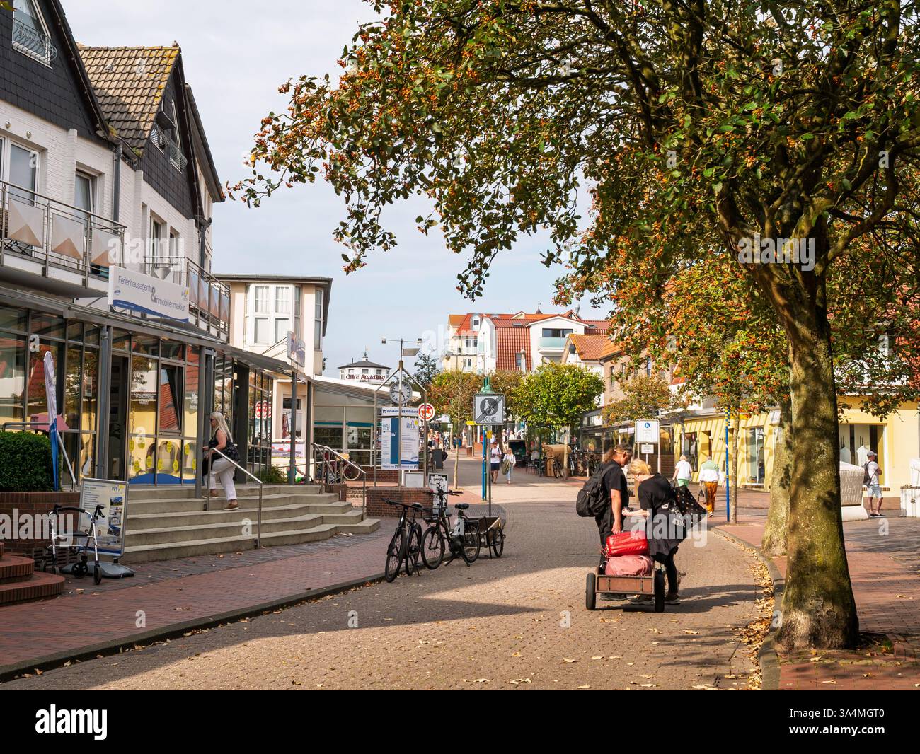 I turisti passeggiano lungo la strada principale dello shopping di Wangerooge, l'isola della Frisia orientale nella bassa Sassonia, Germania Foto Stock