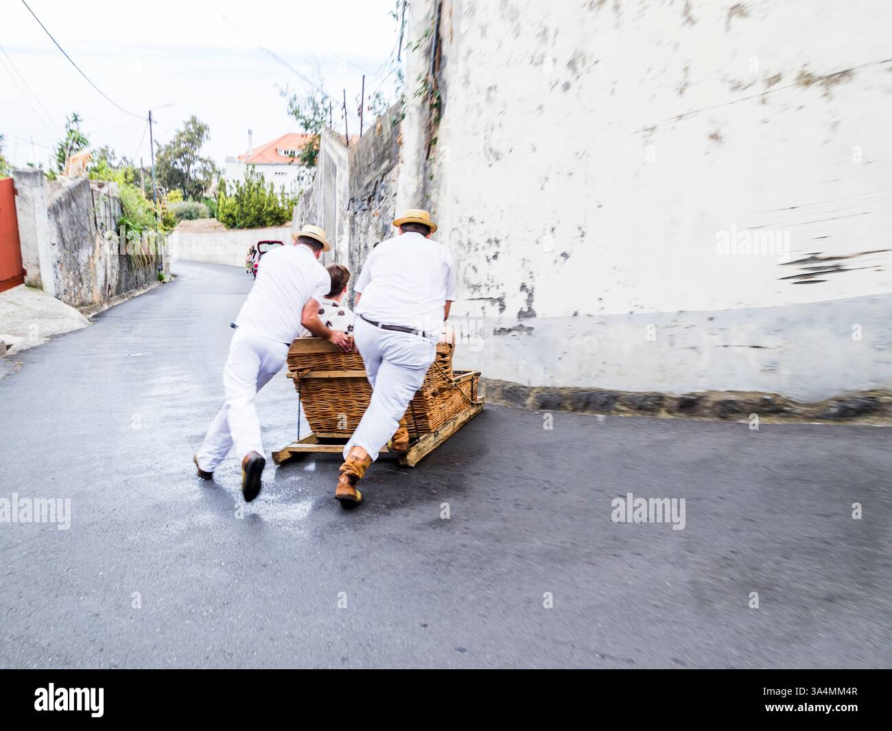 Toboga Funchal che scorre dietro un angolo. Foto Stock