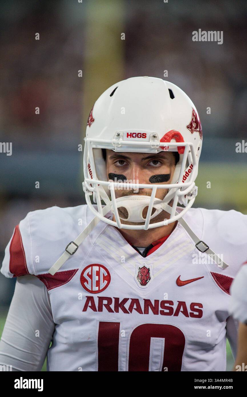 27 settembre 2014: . Il quarterback degli Arkansas Razorbacks Brandon Allen (10) in azione in una partita di football NCAA tra gli Arkansas Razorbacks e i Texas A&M Aggies all'AT&T Stadium di Arlington, Texas. . (Immagine di credito: © Manny Flores/Cal Sport Media/ZUMAPRESS.com) Foto Stock