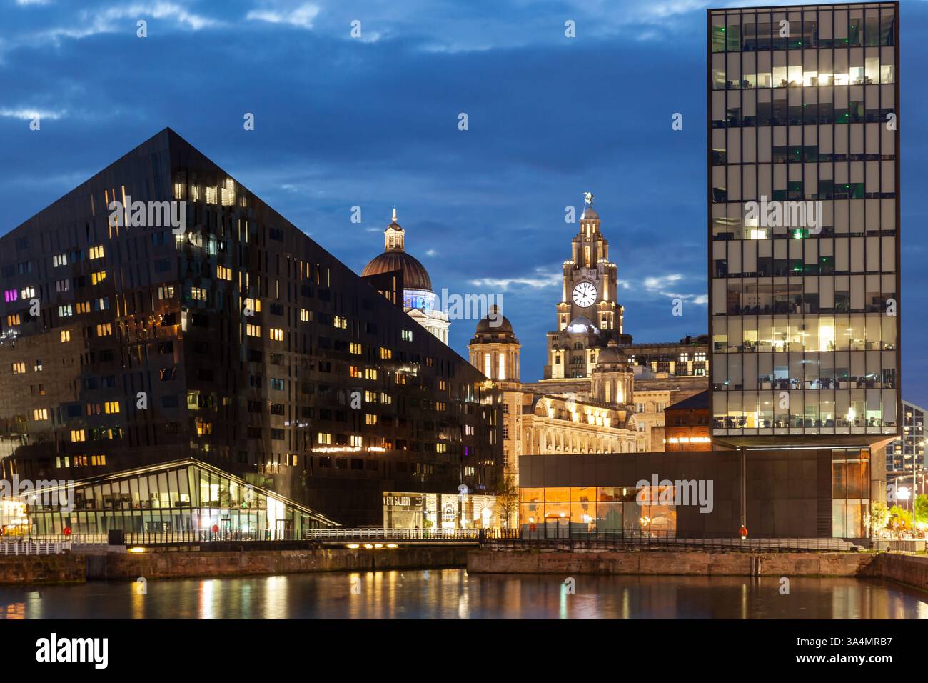La notte cade sul lungomare di Liverpool. Foto Stock