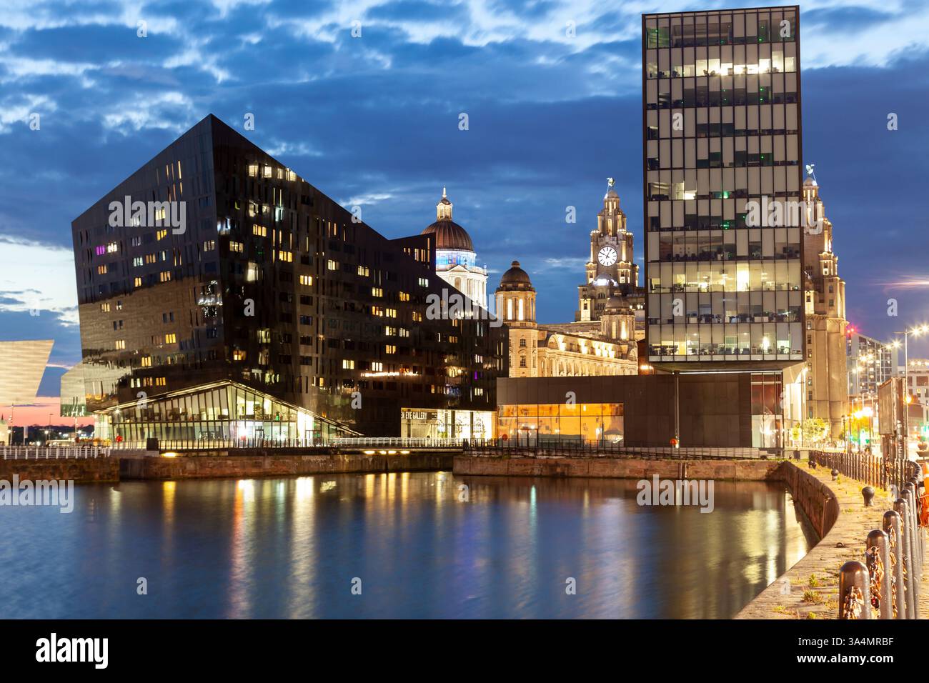 La notte cade sul lungomare di Liverpool. Foto Stock