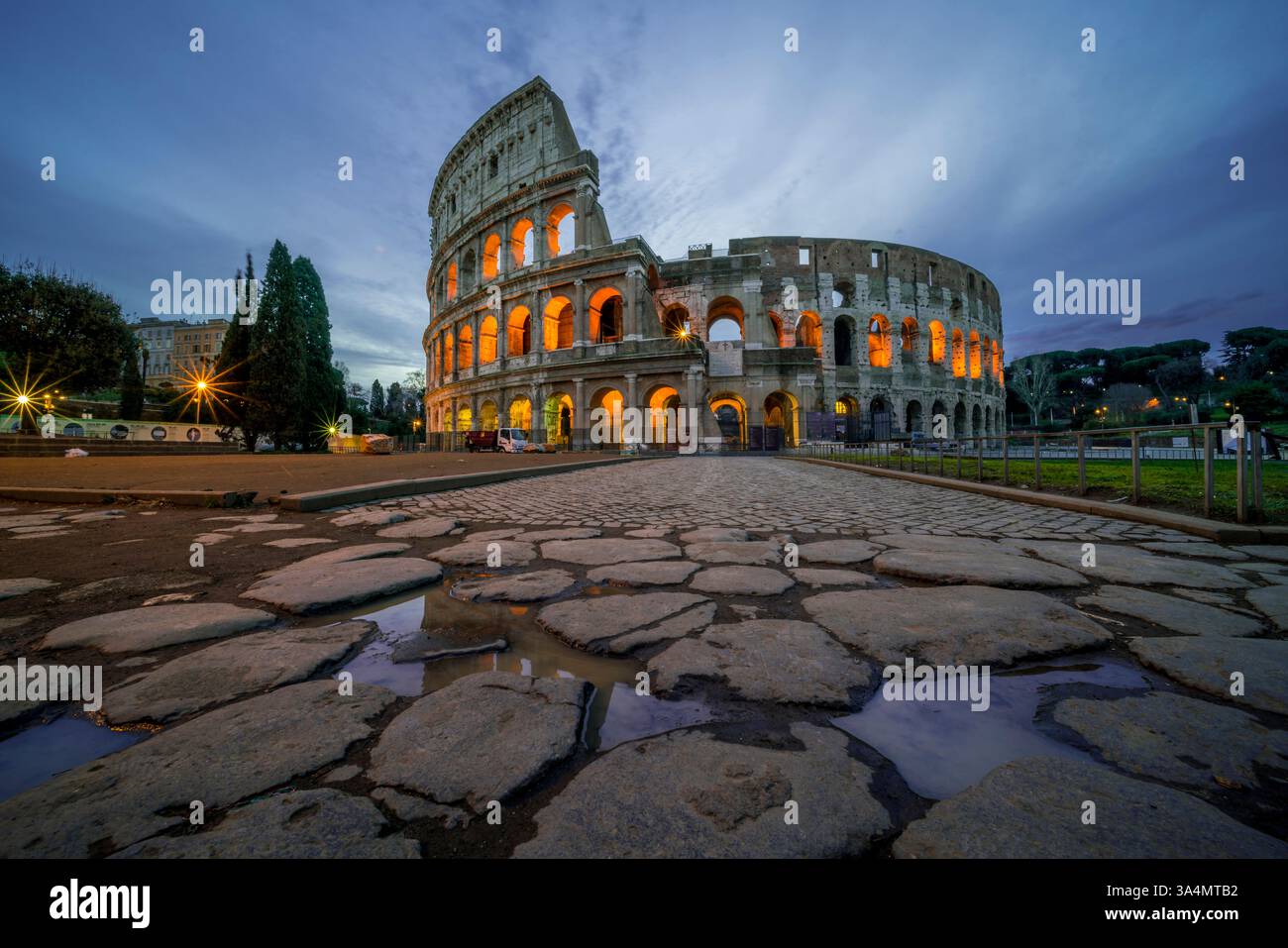 Il Colosseo di Roma sorge dal terreno dove si trova dal i secolo. Foto Stock