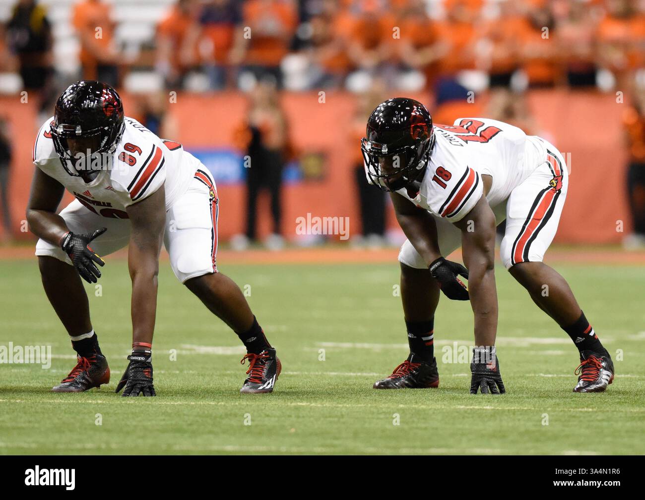 3 ottobre 2014: I Louisville Cardinals Tight Ends Gerald Christian (18) e Keith Towbridge (89) si alleano per un gioco offensivo durante una partita di football NCAA tra i Louisville Cardinals e i Syracuse Orange al Carrier Dome di Syracuse, New York. Louisville ha vinto la partita 28-6. Rich Barnes/CSM(immagine di credito: © Rich Barnes/Cal Sport Media/ZUMAPRESS.com) Foto Stock