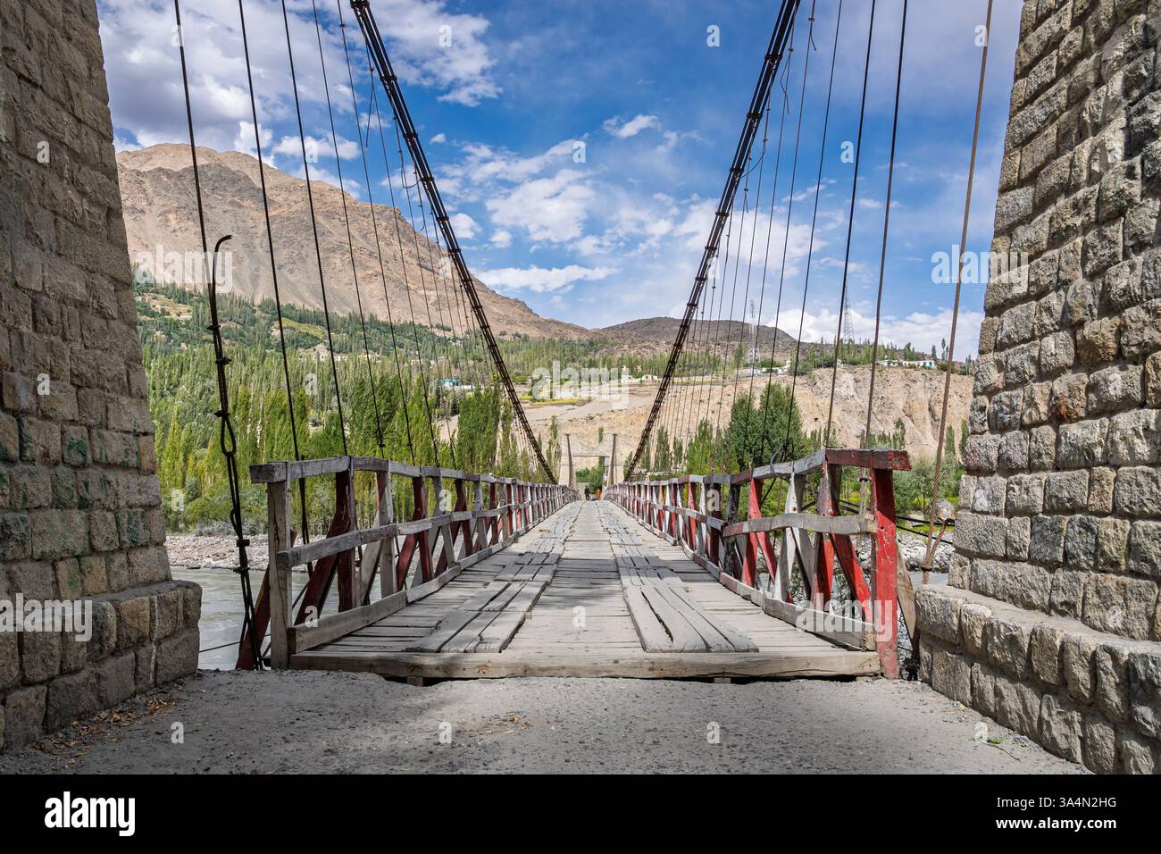 Vista frontale panoramica dell'antico ponte sospeso in legno sul fiume Shyok vicino a Khaplu, Ghanche, Gilgit-Baltistan, Pakistan Foto Stock