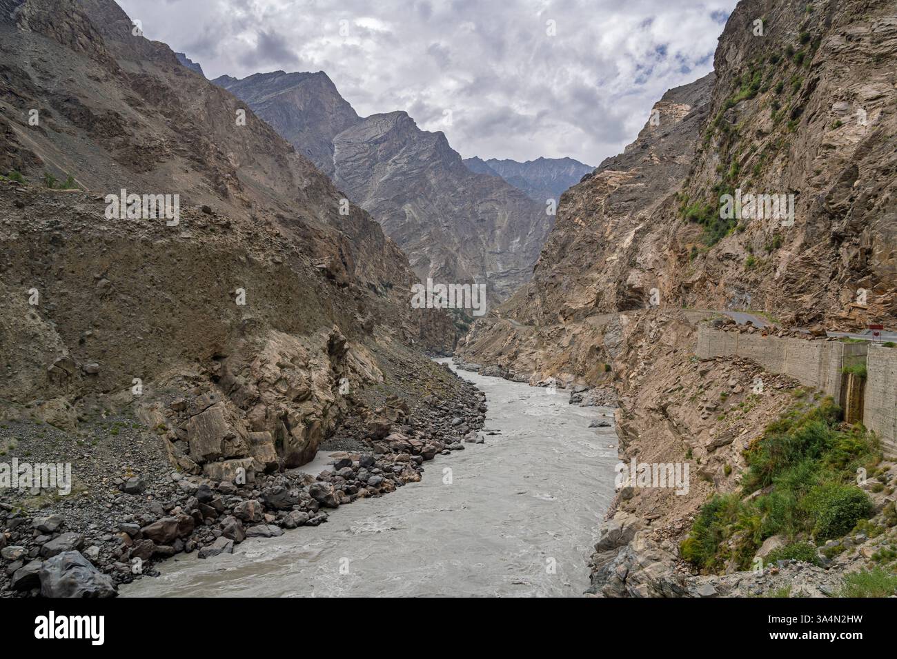Vista panoramica del paesaggio roccioso della valle dell'Indo e del fiume lungo la Karakoram Highway, Skardu, Gilgit-Baltistan, Pakistan Foto Stock