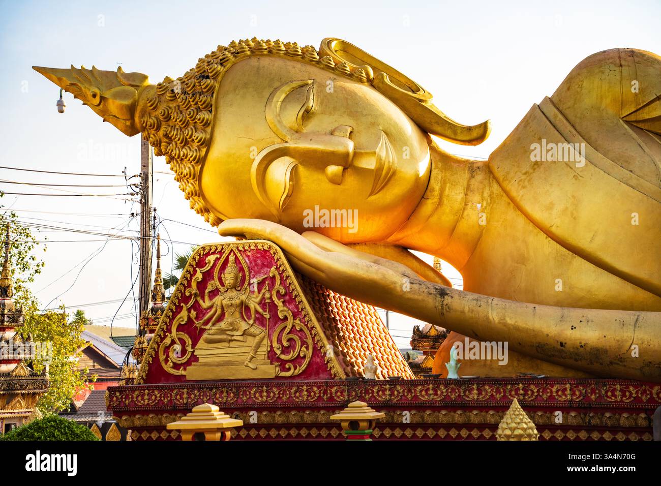 Statua dorata del Buddha sdraiata, Laos - Un meraviglioso punto di riferimento scenico e spirituale Foto Stock