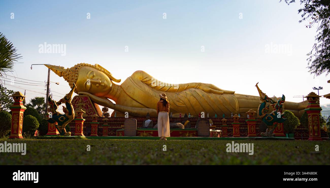 Statua dorata del Buddha sdraiata, Laos - Un meraviglioso punto di riferimento scenico e spirituale Foto Stock