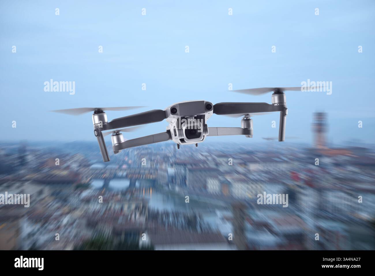 Drone con macchina fotografica che sorvola la città. Veicolo aereo senza equipaggio per la sorveglianza Foto Stock