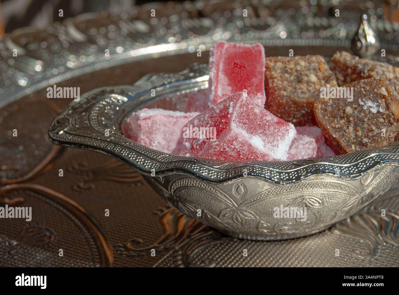 Lokum morbido e gommoso in vari gusti, disposto in ciotole di rame ornate, che ne esaltano la ricca presentazione. Foto Stock