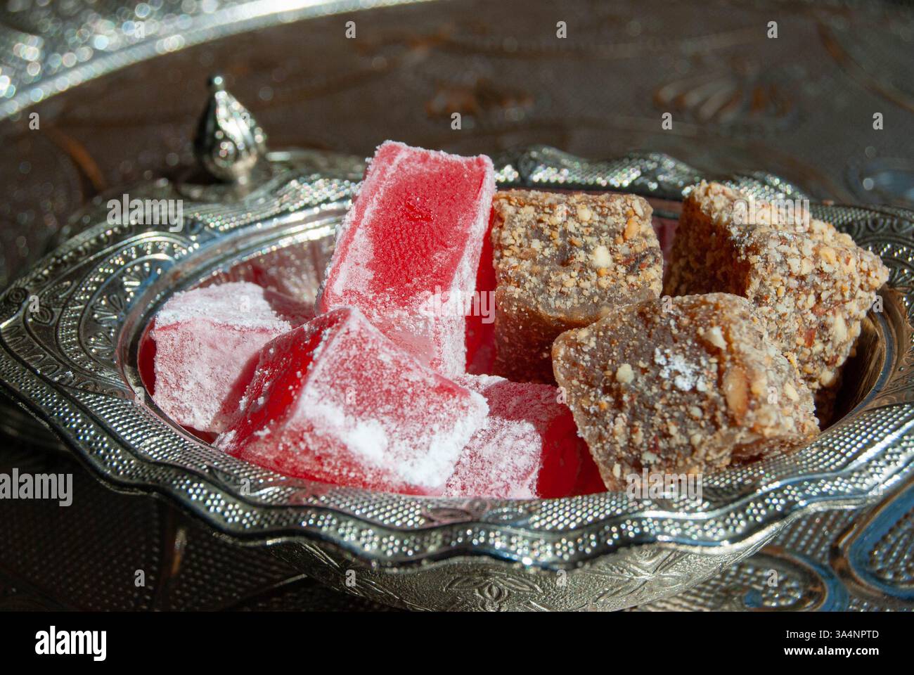 Lokum morbido e gommoso in vari gusti, disposto in ciotole di rame ornate, che ne esaltano la ricca presentazione. Foto Stock