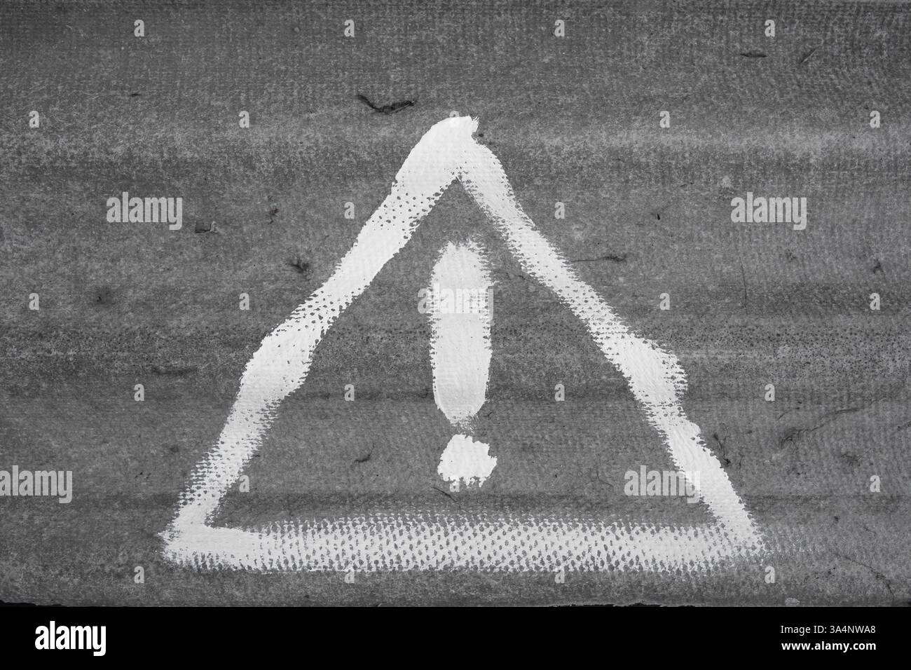 Simbolo di attenzione macchiato di vernice bianca su un foglio di amianto ondulato e resistente agli agenti atmosferici, primo piano con messa a fuoco morbida astratta Foto Stock