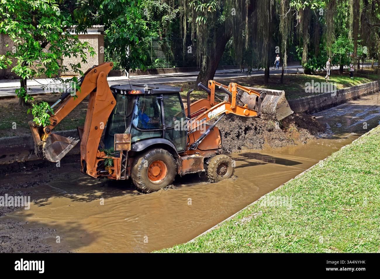 RIO DE JANEIRO, BRASILE - 26 novembre 2024: Canale di dragaggio retroescavatore su Quinta da Boa Vista Foto Stock