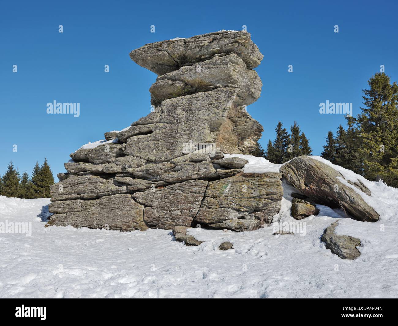 Foto di formato medio di pesanti blocchi di pietra sulla cima austriaca del Teufelstein contro il cielo blu invernale. Foto Stock