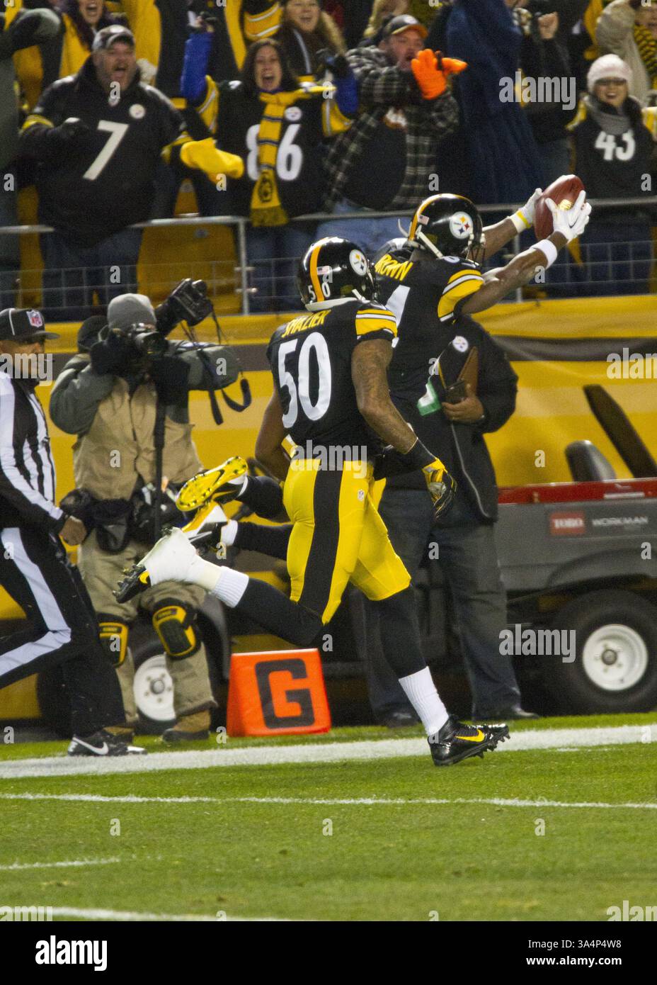 28 dicembre 2014 - Pittsburgh, Pennsylvania, U. S - il wide receiver dei Pittsburgh Steelers Antonio Brown (84) corse indietro di un kickoff per un touchdown nel primo quarto. I Cincinnati Bengals affrontano i Pittsburgh Steelers, domenica sera all'Heinz Field per il titolo della AFC North Division. (Immagine di credito: © Brian Kunst/ZUMA Wire) Foto Stock