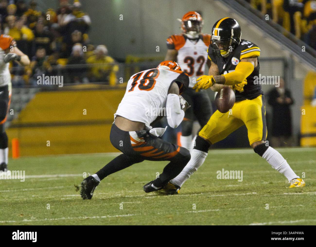 28 dicembre 2014 - Pittsburgh, Pennsylvania, U. S - il defensive back dei Pittsburgh Steelers Antwon Blake (41) forzò un fumble dal wide receiver dei Cincinnati Bengals A.J. Green (18) alla fine del quarto periodo. I Pittsburgh Steelers sconfissero i Cincinnati Bengals 27-17 domenica sera all'Heinz Field per vincere il titolo di Division della AFC North. (Immagine di credito: © Brian Kunst/ZUMA Wire) Foto Stock