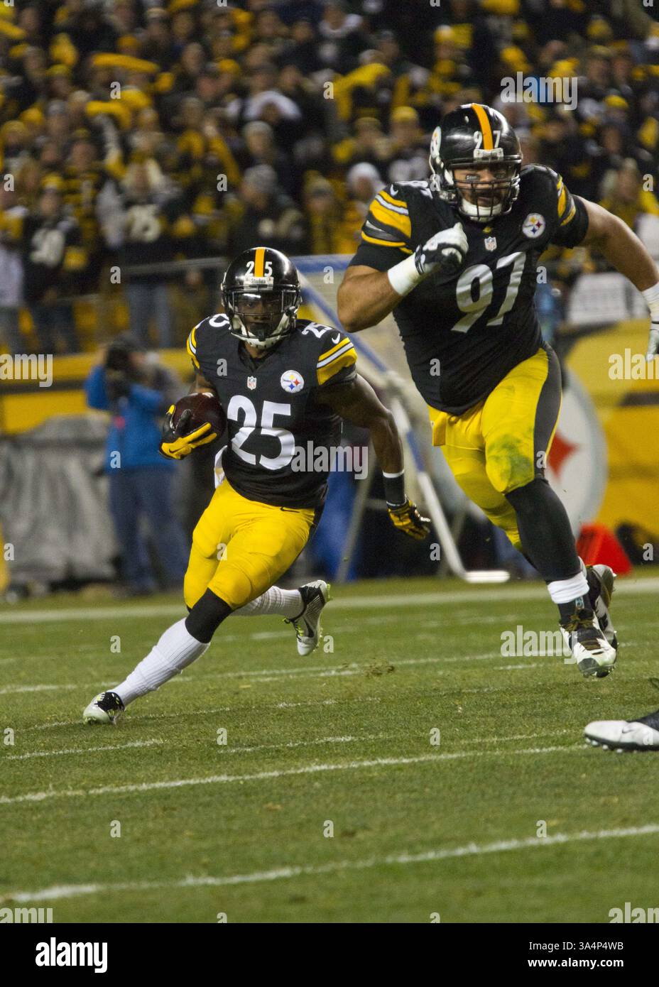 28 dicembre 2014 - Pittsburgh, Pennsylvania, U. S - cornerback dei Pittsburgh Steelers Brice McCain (25) dopo il suo bloccante il defensive end dei Pittsburgh Steelers Cameron Heyward (97) durante un intercetto ritornato nel primo tempo. I Cincinnati Bengals affrontano i Pittsburgh Steelers, domenica sera all'Heinz Field per il titolo della AFC North Division. (Immagine di credito: © Brian Kunst/ZUMA Wire) Foto Stock