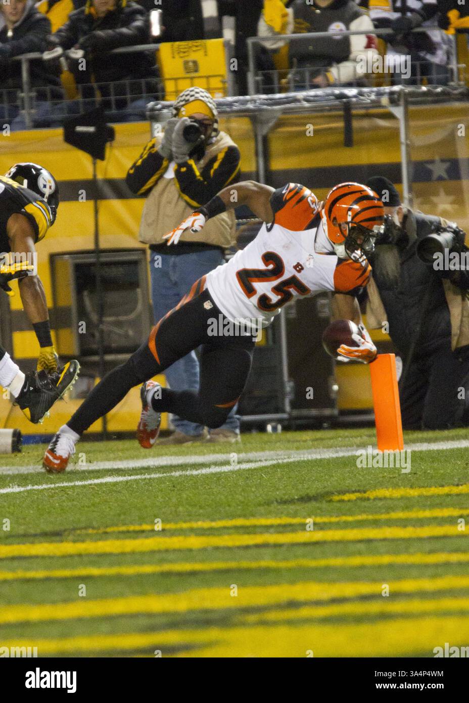 28 dicembre 2014 - Pittsburgh, Pennsylvania, U. S - il running back dei Cincinnati Bengals giovani Bernard (25) si tuffa sul portiere per un touchdown nel primo tempo. I Cincinnati Bengals affrontano i Pittsburgh Steelers, domenica sera all'Heinz Field per il titolo della AFC North Division. (Immagine di credito: © Brian Kunst/ZUMA Wire) Foto Stock