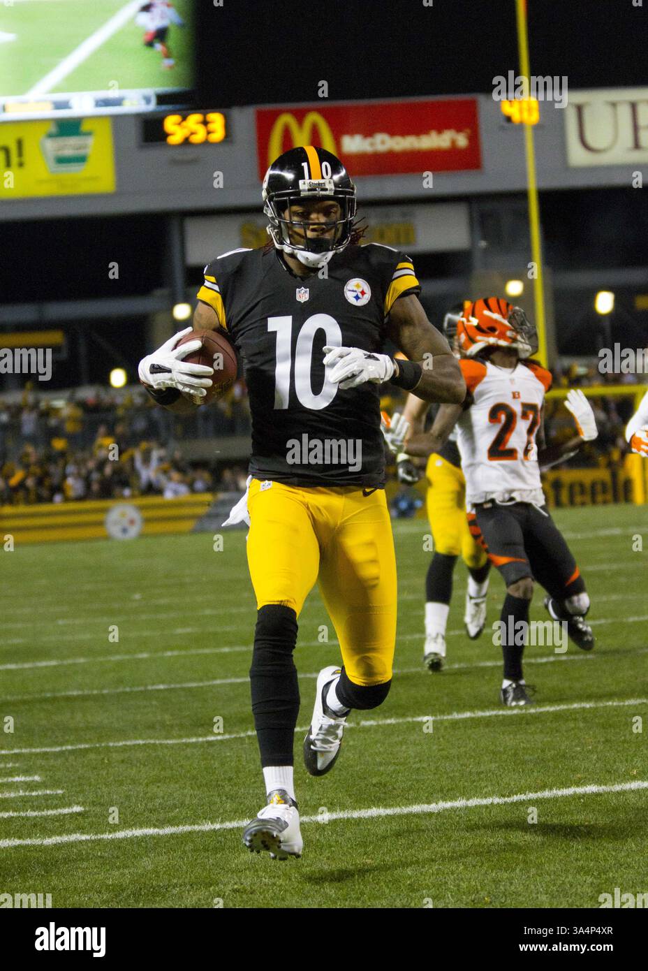28 dicembre 2014 - Pittsburgh, Pennsylvania, U. S - il wide receiver dei Pittsburgh Steelers Martavis Bryant (10) si fa strada lungo le linee laterali e nella end zone per un touchdown durante il primo tempo. I Cincinnati Bengals affrontano i Pittsburgh Steelers, domenica sera all'Heinz Field per il titolo della AFC North Division. (Immagine di credito: © Brian Kunst/ZUMA Wire) Foto Stock