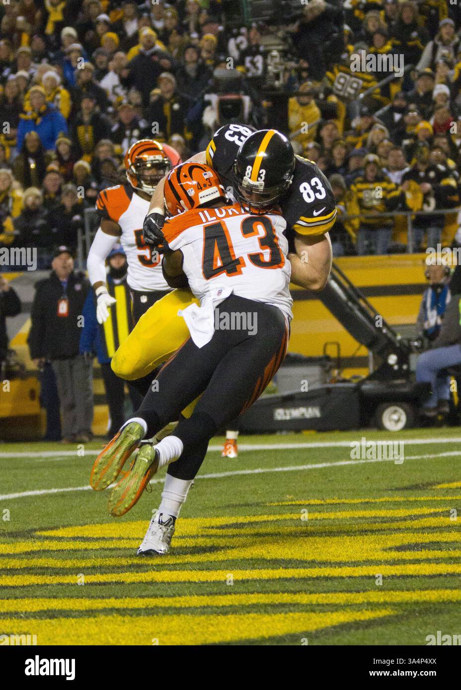 28 dicembre 2014 - Pittsburgh, Pennsylvania, U. S - la forte safety dei Cincinnati Bengals George Iloka (43) lanciò un enorme colpo sul tight end dei Pittsburgh Steelers Heath Miller (83) interrompendo un potenziale touchdown su ricezione. I Cincinnati Bengals affrontano i Pittsburgh Steelers, domenica sera all'Heinz Field per il titolo della AFC North Division. (Immagine di credito: © Brian Kunst/ZUMA Wire) Foto Stock