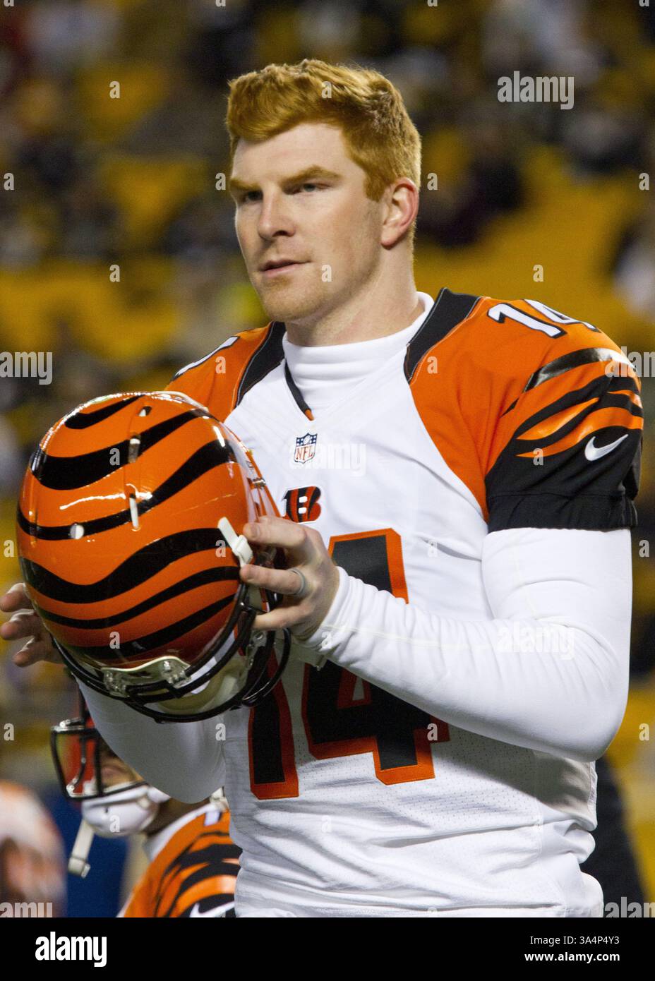 28 dicembre 2014 - Pittsburgh, Pennsylvania, U. S - il quarterback dei Cincinnati Bengals Andy Dalton (14) prima della partita. I Pittsburgh Steelers sconfissero i Cincinnati Bengals 27-17 domenica sera all'Heinz Field per vincere il titolo di Division della AFC North. (Immagine di credito: © Brian Kunst/ZUMA Wire) Foto Stock