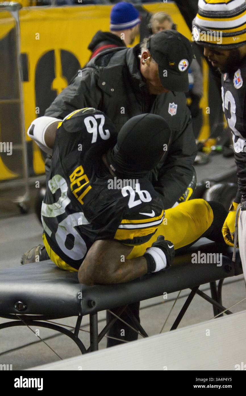 28 dicembre 2014 - Pittsburgh, Pennsylvania, U. S - il running back dei Pittsburgh Steelers le'Veon Bell (26) uscì dalla gara alla fine del terzo quarto a causa di un apparente infortunio al ginocchio. I Pittsburgh Steelers sconfissero i Cincinnati Bengals 27-17 domenica sera all'Heinz Field per vincere il titolo di Division della AFC North. (Immagine di credito: © Brian Kunst/ZUMA Wire) Foto Stock