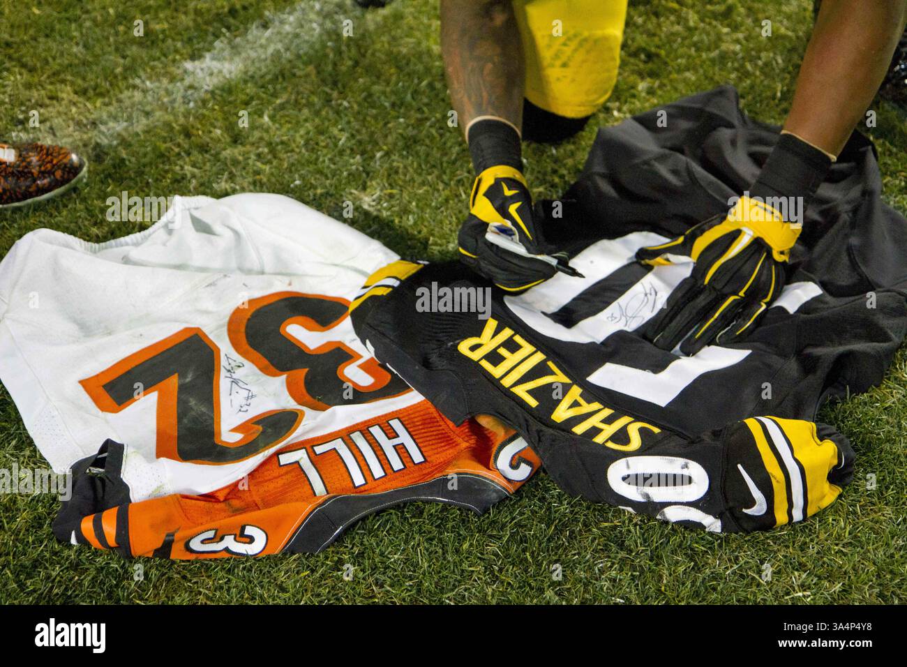 28 dicembre 2014 - Pittsburgh, Pennsylvania, U. S - il linebacker interno dei Pittsburgh Steelers Ryan Shazier (50) autografa la sua maglia in uno scambio con il running back dei Cincinnati Bengals Jeremy Hill (32) dopo la partita. I Pittsburgh Steelers sconfissero i Cincinnati Bengals 27-17 domenica sera all'Heinz Field per vincere il titolo di Division della AFC North. (Immagine di credito: © Brian Kunst/ZUMA Wire) Foto Stock