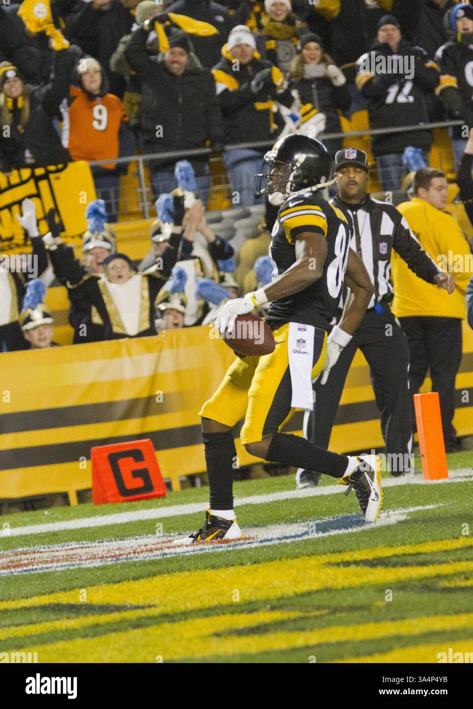 28 dicembre 2014 - Pittsburgh, Pennsylvania, U. S - il wide receiver dei Pittsburgh Steelers Antonio Brown (84) entra nella end zone dopo aver acquistato i Cincinnati Bengals con un touchdown da 65 yard su ricezione e corsa. I Pittsburgh Steelers sconfissero i Cincinnati Bengals 27-17 domenica sera all'Heinz Field per vincere il titolo di Division della AFC North. (Immagine di credito: © Brian Kunst/ZUMA Wire) Foto Stock
