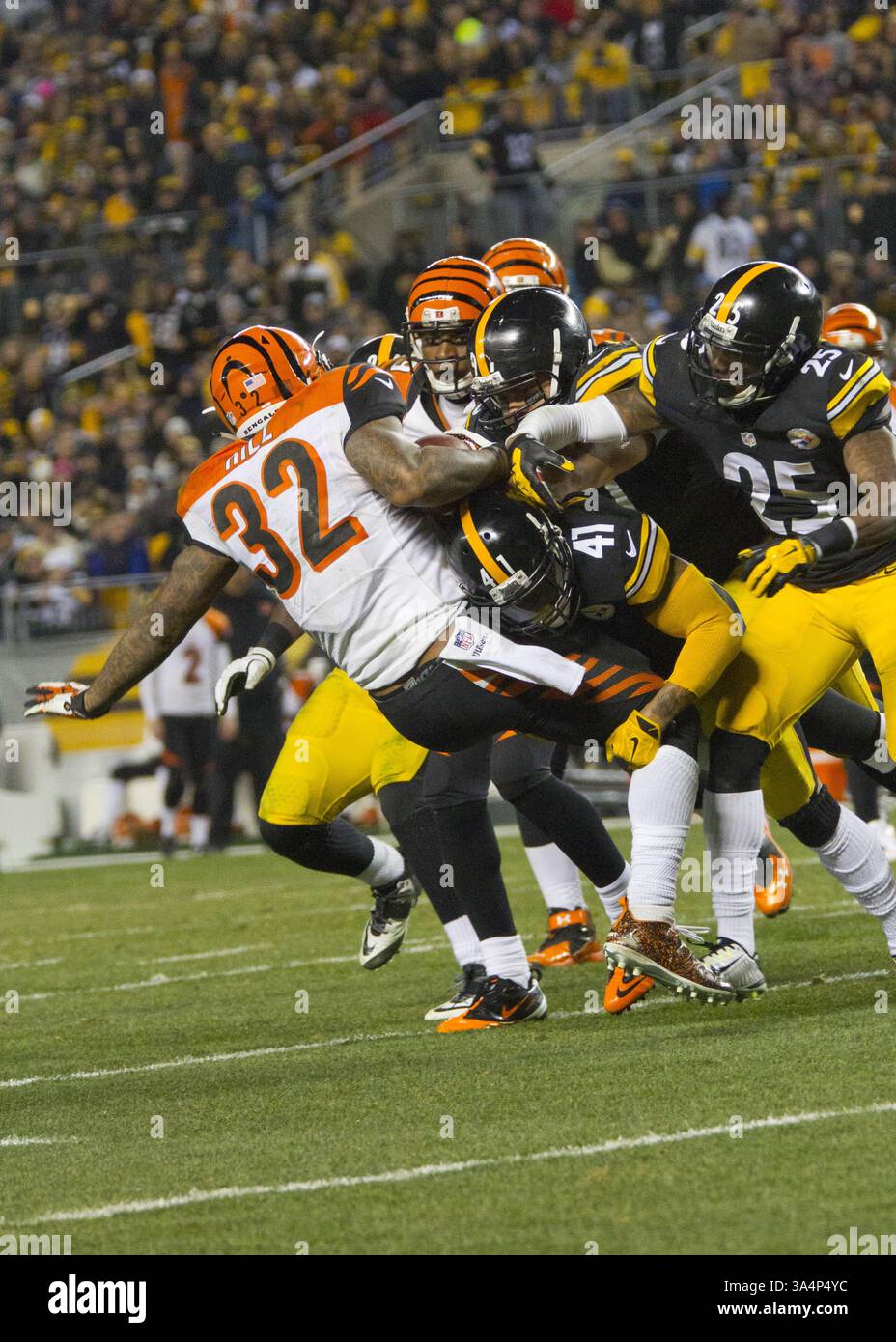 28 dicembre 2014 - Pittsburgh, Pennsylvania, U. S - il defensive back dei Pittsburgh Steelers Antwon Blake (41) mise a segno un tackle sul running back dei Cincinnati Bengals Jeremy Hill (32) durante la partita. I Pittsburgh Steelers sconfissero i Cincinnati Bengals 27-17 domenica sera all'Heinz Field per vincere il titolo di Division della AFC North. (Immagine di credito: © Brian Kunst/ZUMA Wire) Foto Stock