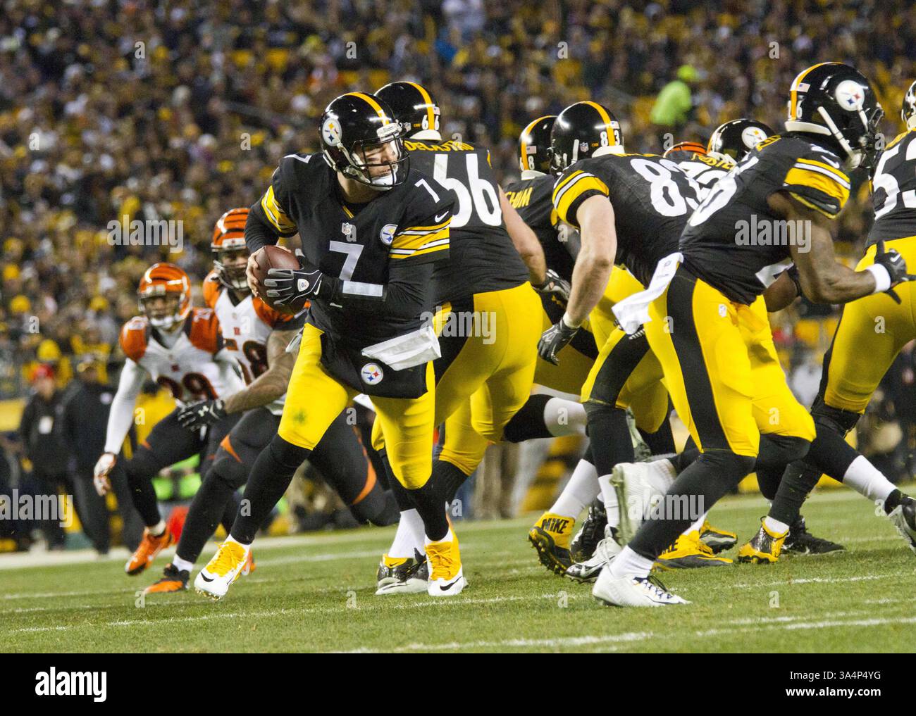 28 dicembre 2014 - Pittsburgh, Pennsylvania, U. S - il quarterback dei Pittsburgh Steelers Ben Roethlisberger (7) esce dalla tasca durante una giocata. I Pittsburgh Steelers sconfissero i Cincinnati Bengals 27-17 domenica sera all'Heinz Field per vincere il titolo di Division della AFC North. (Immagine di credito: © Brian Kunst/ZUMA Wire) Foto Stock