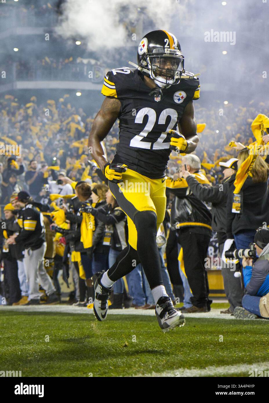 28 dicembre 2014 - Pittsburgh, Pennsylvania, U. S - il cornerback dei Pittsburgh Steelers William Gay (22) corre sul campo durante le presentazioni prima della partita. I Pittsburgh Steelers sconfissero i Cincinnati Bengals 27-17 domenica sera all'Heinz Field per vincere il titolo di Division della AFC North. (Immagine di credito: © Brian Kunst/ZUMA Wire) Foto Stock