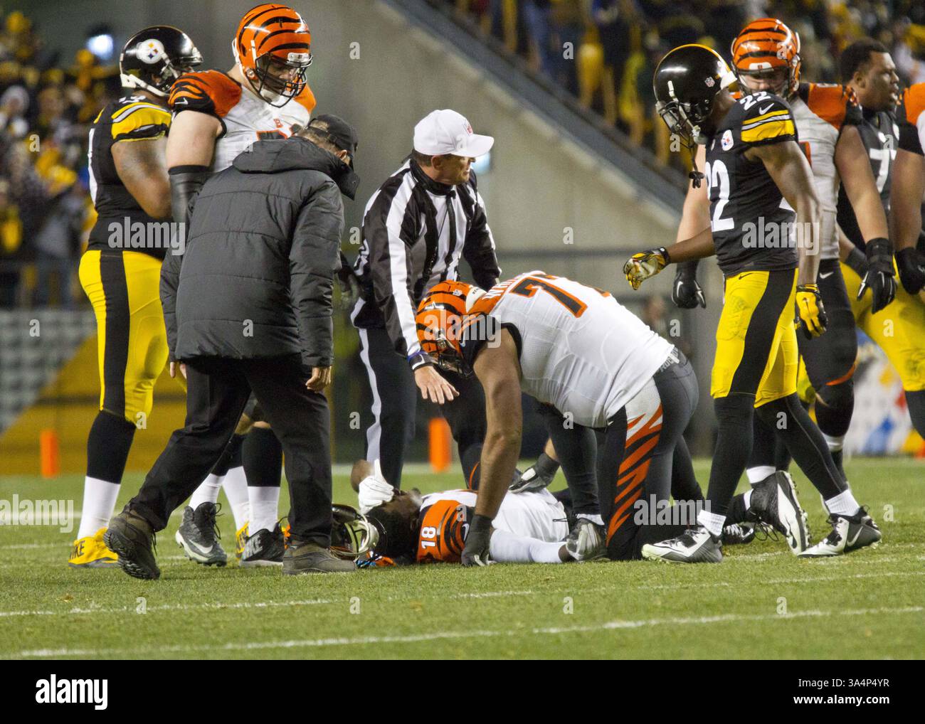 28 dicembre 2014 - Pittsburgh, Pennsylvania, U. S - momento spaventoso per i Cincinnati Bengals. Il wide receiver dei Cincinnati Bengals A.J. Green (18) ha subito un feroce colpo alla testa e in seguito è uscito dalla partita. I Pittsburgh Steelers sconfissero i Cincinnati Bengals 27-17 domenica sera all'Heinz Field per vincere il titolo di Division della AFC North. (Immagine di credito: © Brian Kunst/ZUMA Wire) Foto Stock