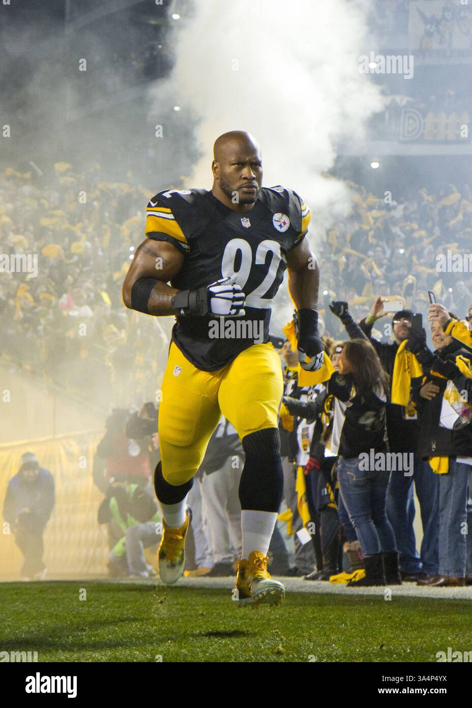28 dicembre 2014 - Pittsburgh, Pennsylvania, U. S - il linebacker esterno dei Pittsburgh Steelers James Harrison (92) correndo sul campo durante l'introduzione dei giocatori prima della partita. I Pittsburgh Steelers sconfissero i Cincinnati Bengals 27-17 domenica sera all'Heinz Field per vincere il titolo di Division della AFC North. (Immagine di credito: © Brian Kunst/ZUMA Wire) Foto Stock