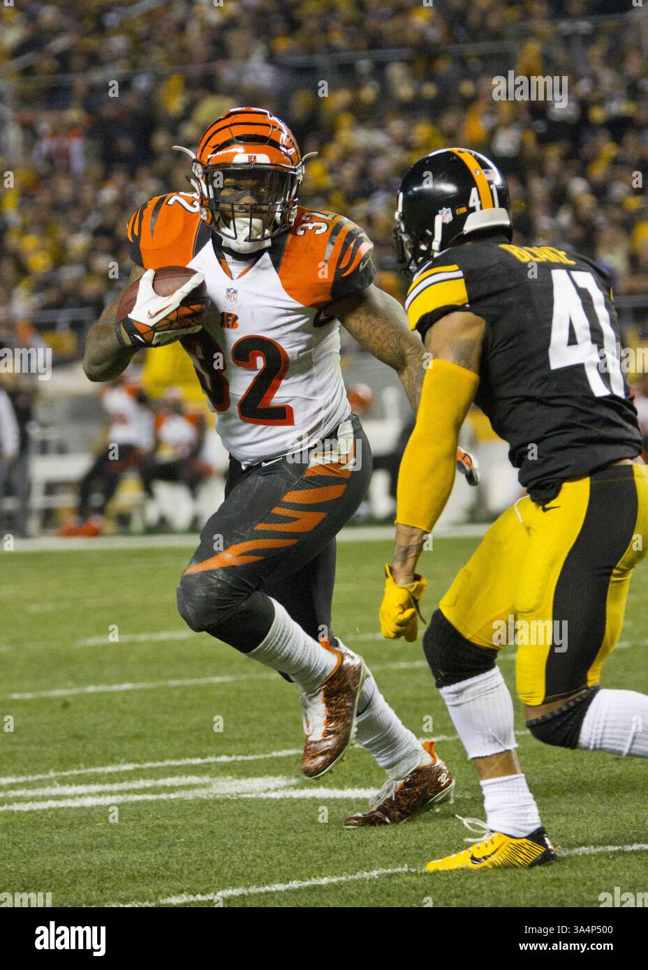 28 dicembre 2014 - Pittsburgh, Pennsylvania, U. S - il running back dei Cincinnati Bengals Jeremy Hill (32) guarda il defensive back dei Pittsburgh Steelers Antwon Blake (41) durante una giocata nel terzo quarto. I Pittsburgh Steelers sconfissero i Cincinnati Bengals 27-17 domenica sera all'Heinz Field per vincere il titolo di Division della AFC North. (Immagine di credito: © Brian Kunst/ZUMA Wire) Foto Stock